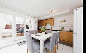 Beautiful Family Town Home With Private Parking